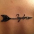 nera freccia indiana con scritto tatuaggio