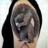 Tatuaggio stilizzato sul deltoide l'orso nero