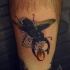 Tatuaje en la pierna, escarabajo con medallón