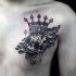Schwarzes Brust Tattoo des menschlichen Schädels mit Krone