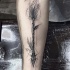 Tinta preta criativa antebraço tatuagem de flecha antiga
