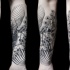Schwarzes detailliertes Unterarm Tattoo mit DNA