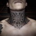 Tatuaje de la garganta con aspecto de tinta negra y aspecto impresionante
