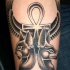 Tatuaje en el antebrazo, cruz de la vida ankh, dos gatos