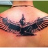 Tatuaje en la espalda, deidad isis, tinta negra