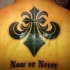INCHIOSTRO NERO FLEUR DE LIS TATUAGGIO SULLA SCHIENA PER UOMO