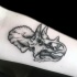 Schwarzes Unterarm Tattoo  im Gravur Stil Unterarm Tattoo von Dinosaurier Schädel
