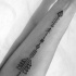 inchiostro nero freccia geometrica tatuaggio su braccio