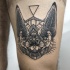 Tatuaggio geometrico sulla gamba la testa del pipistrello