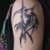 Tatuaje en el brazo, la parca, tinta negra