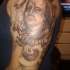 Tatuaje en el brazo, retrato simple negro blanco de Benjamin Franklin
