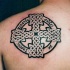 inchiostro nero croce irlandese del nodo tatuaggio