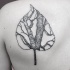 Feuille d'encre noire en forme de tatouage scapulaire Dino Nemec stylisé avec arbre