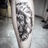 Tatuagem de perna de tinta preta de meia cabeça de leão