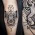 Tatuaje de pierna de tinta negra de cabeza de tigre con figuras geométricas