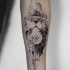Tatuaggio di leone con avambraccio in inchiostro nero stile linework