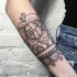 Tatuaggio avambraccio di rose nero