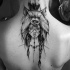 Tatouage du haut du dos style encre noire de l'ancienne femme avec un casque de loup