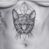 Tinta preta de tamanho médio com tatuagem de barriga estilo cabeça de gato com figura geométrica