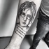 Tinta negra pintada por Inez Janiak, tatuaje conmemorativo del retrato de Lennon con letras