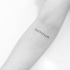 Tatuaje en el antebrazo, inscripción simple, tinta negra