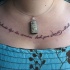 Tatuaje en el pecho,  inscripción larga con letra pequeña