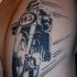 inchiostro nero corridore su moto tatuaggio