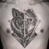 Tinta preta tatuada no peito do crânio animal com cabeça de lobo e figuras geométricas