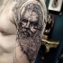 Schwarzes Schulter Tattoo mit mystischem Mann mit Bart