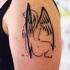 Tatuaje en el brazo, ángel con contornos negros