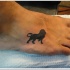 inchiostro nero piccolo siluete leone tatuaggio sul piede