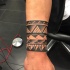 Tatuaggio da polso di braw in inchiostro nero semplice stile geometrico