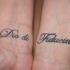 fiduccia di dio inchiostro nero tatuaggio su polso