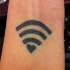 inchiostro nero wi fi amore simbolo disadattato tatuaggio su polso