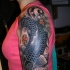 Schwarzer Koi-Karpfen Tattoo am halben Ärmel für Mädchen