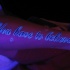 luce nera scrittura sul braccio tatuaggio