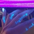 scrittura su dita luce nera tatuaggio
