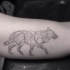 Tatuaje en el brazo,
lobo de formas geométricas