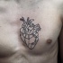 linee nere cuore tatuaggio sul petto