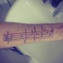 linee nere scaletta musicale tatuaggio