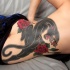 Tatuaje para mujeres de una pantera negra con rosas.