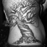 Tatuaje en las costillas,
árbol con tronco grueso, patchwork