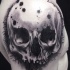 Tatuaje en el brazo, cráneo horroroso