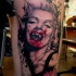 bianco rosso Marilyn Monroe vampira tatuaggio  su coscia