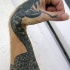 serpente nero con occhi verdi tatuaggio sul braccio