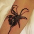 Schwarze Spinne Tätowierung am Arm