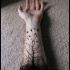 Tatuaje en el brazo de un árbol negro de diseño para hombre.