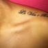 Tatuaje en el hombro, cita, letra cursiva
