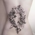 Blackwork preciso olhando para trás tatuagem de flores por Zihwa