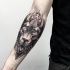 Tatuaje de antebrazo impresionante Blackwork estilo de león místico